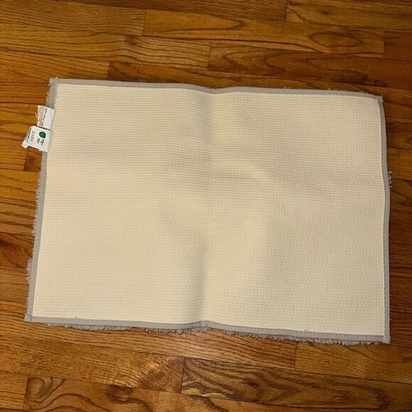 Kate Spade Bathroom Rug Fuzzy Light Gray 17x24” NWT - Picture 4 of 5